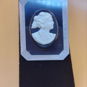 Vintage Cameo Black & Clear Frame. Attractive!